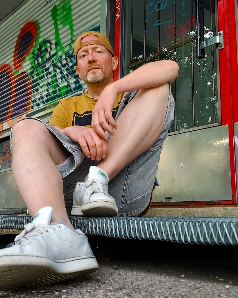 Kelmin Lumo istuu Mettiksen ostarin edessä.